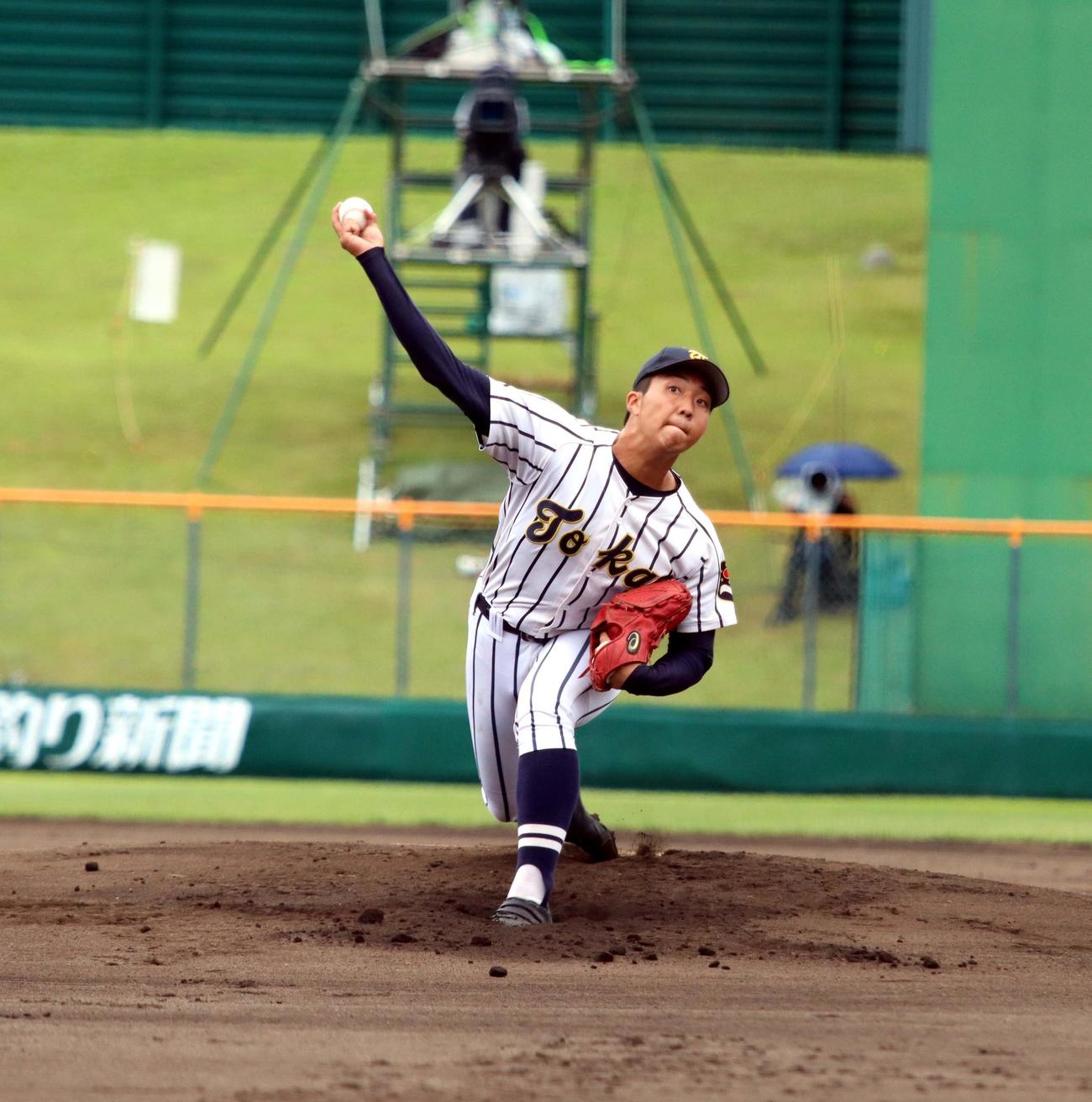 東海大札幌対知内　先発し力投する東海大札幌・唐川（撮影・永野高輔）