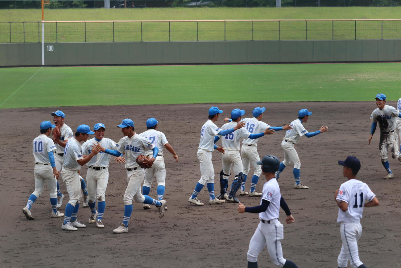 兵庫滝川二対加古川西　試合終了後、喜びを分かち合う加古川西の選手（撮影・竹本穂乃加）