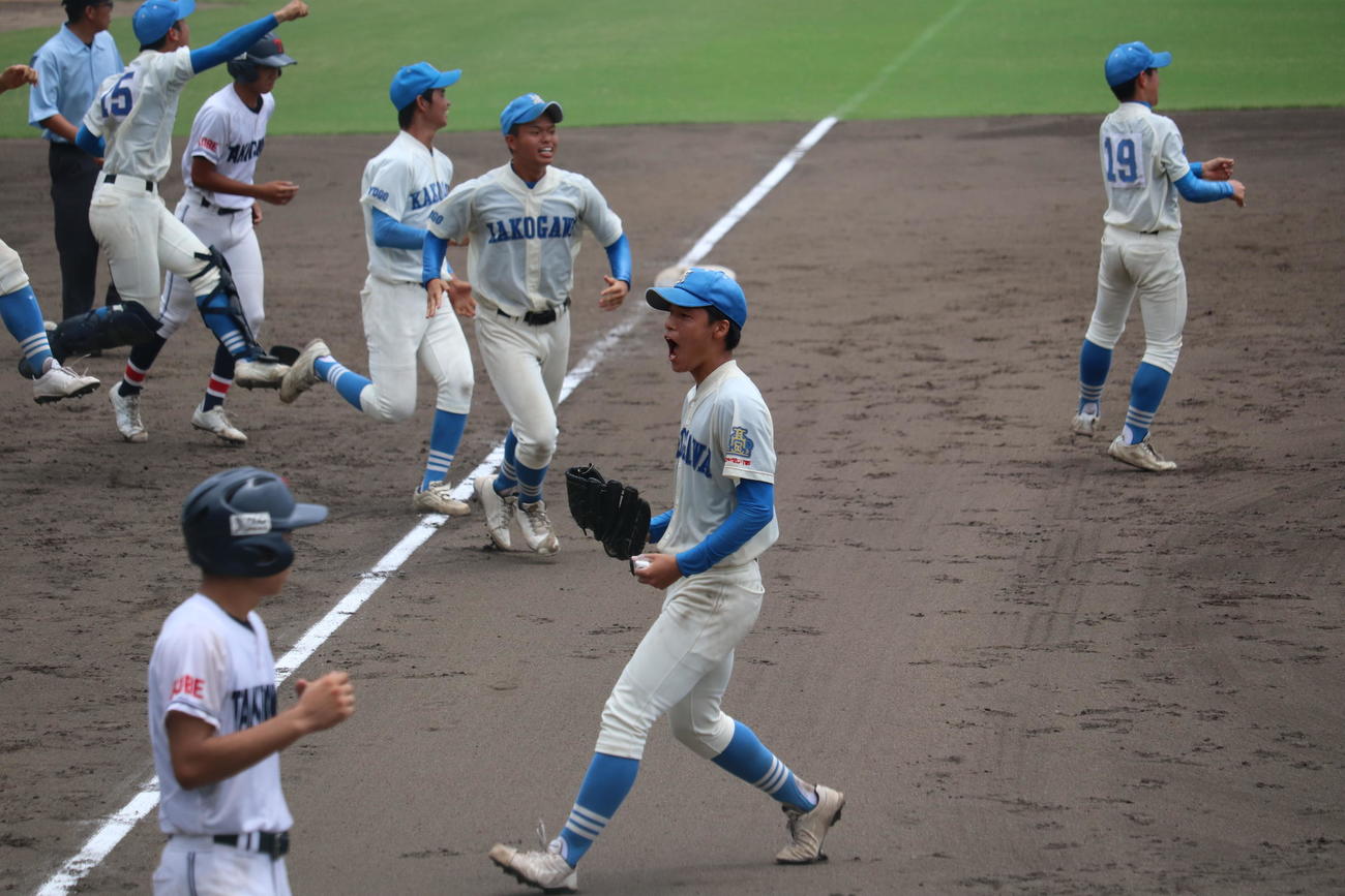 兵庫滝川二対加古川西　試合終了後声を出して喜ぶ加古川西・太田恭介投手（撮影・竹本穂乃加）