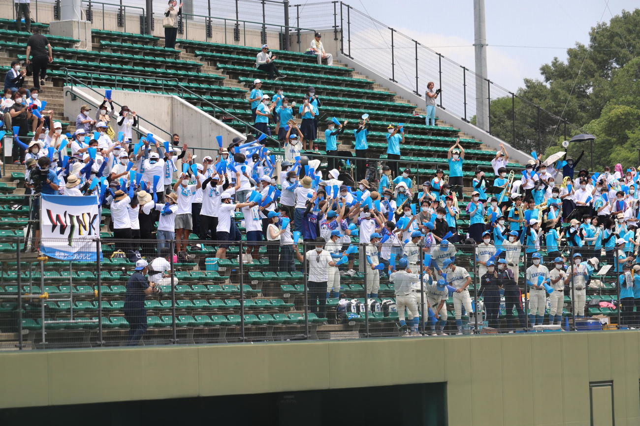 兵庫滝川二対加古川西　準決勝進出に沸く加古川西スタンド（撮影・竹本穂乃加）