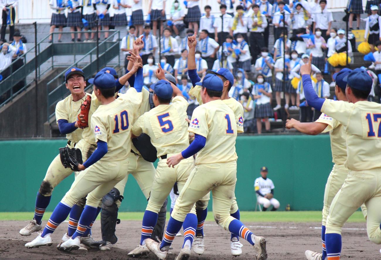 小松大谷対星稜　甲子園出場を決めマウンドに集まる星稜ナイン＝2022年7月25日（撮影・柏原誠）