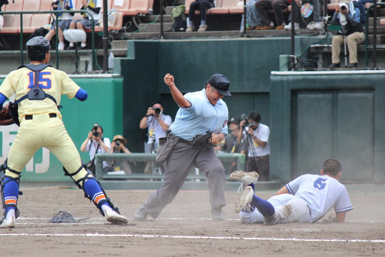 小松大谷対星稜　9回裏2死二塁、本塁に飛び込む走者をアウトにする星稜・近藤＝2022年7月25日（撮影・柏原誠）