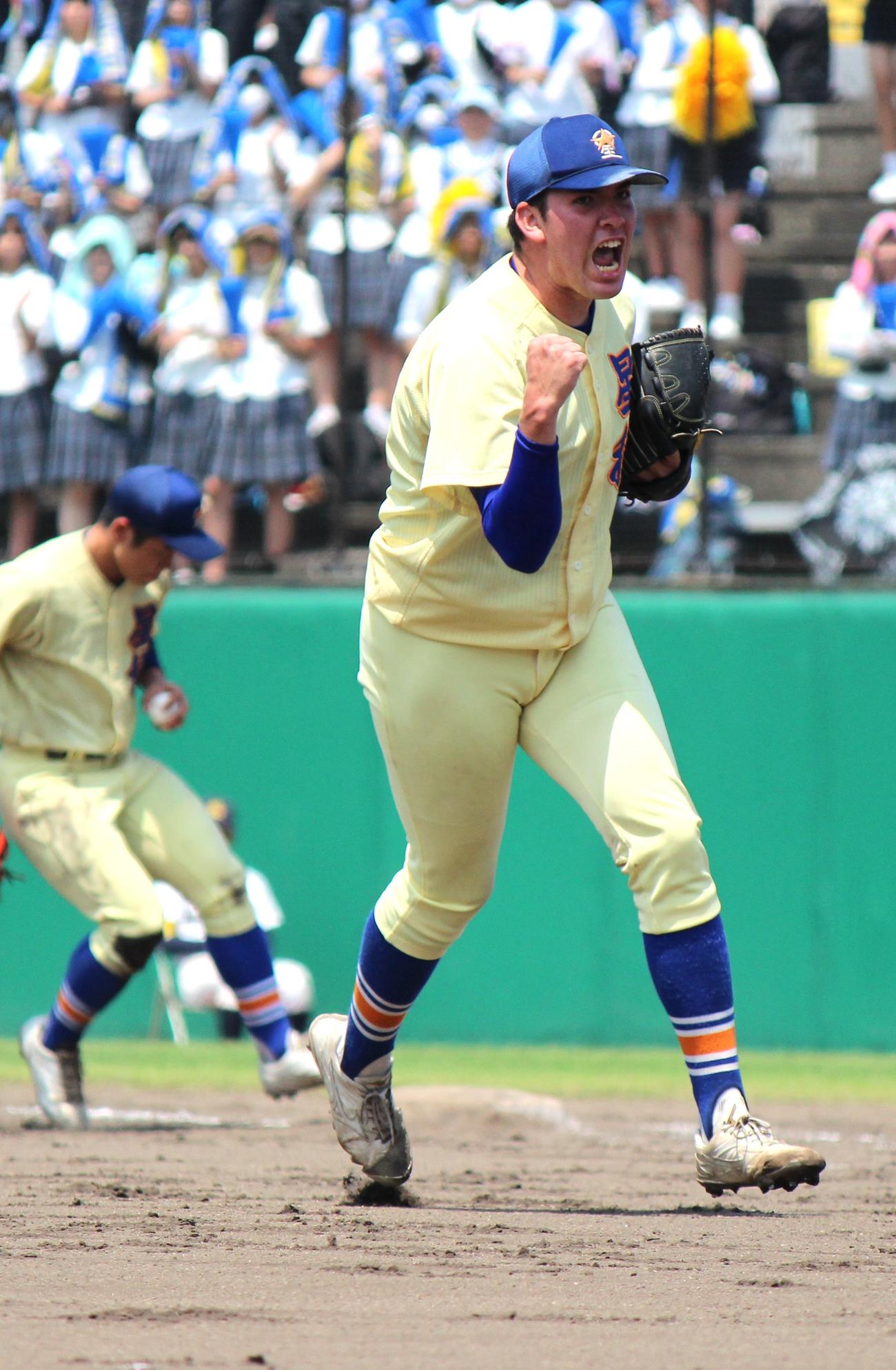 小松大谷対星稜　3回表、ピンチを一ゴロでしのぎ右手を握る星稜・マーガード＝2022年7月25日（撮影・柏原誠）