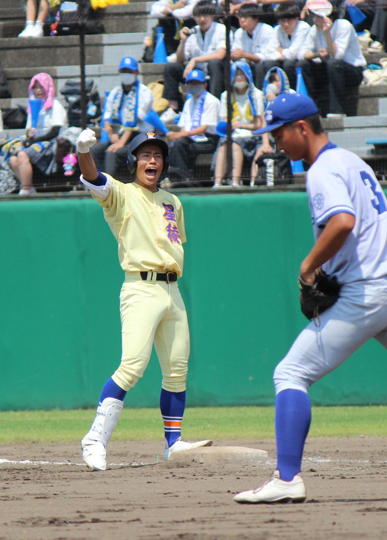 小松大谷対星稜　2回裏、同点右前打を放ちガッツポーズの星稜・垣淵＝2022年7月25日（撮影・柏原誠）