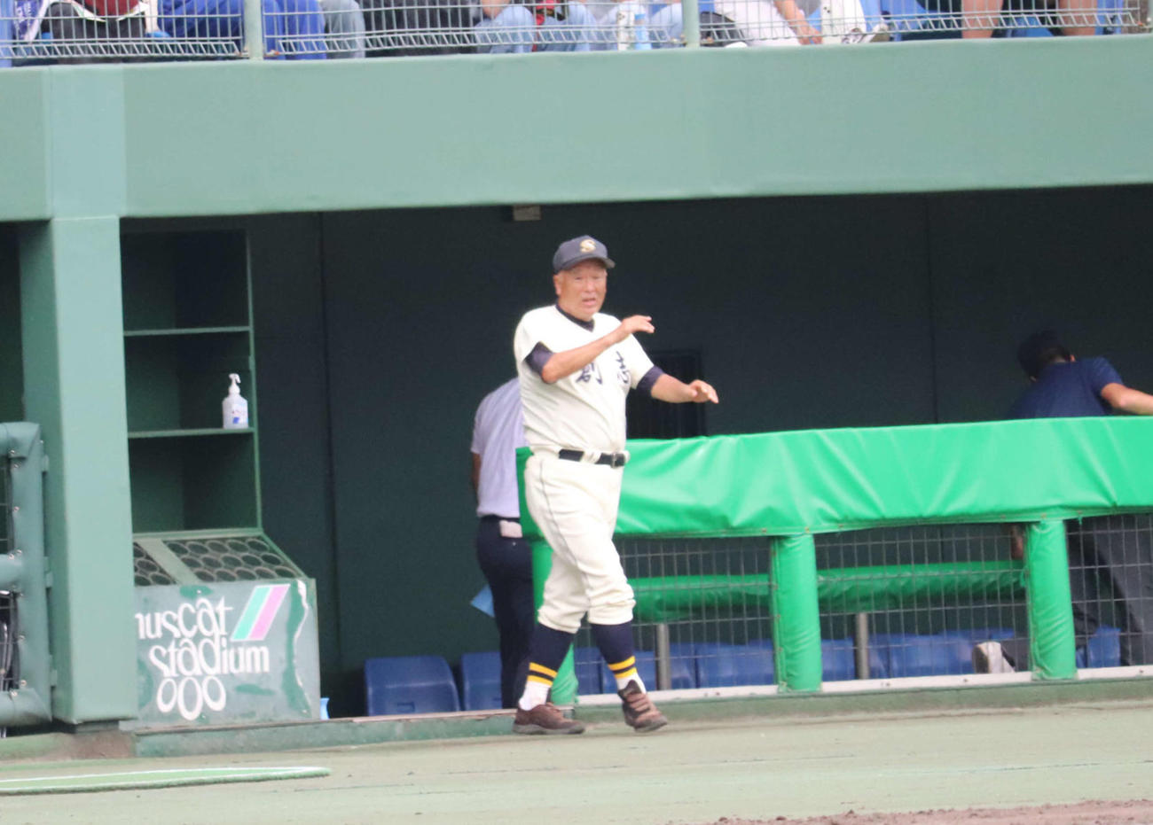 4年ぶり3度目の夏の甲子園出場を決め喜ぶ創志学園・長沢宏行監督（撮影・波部俊之介）