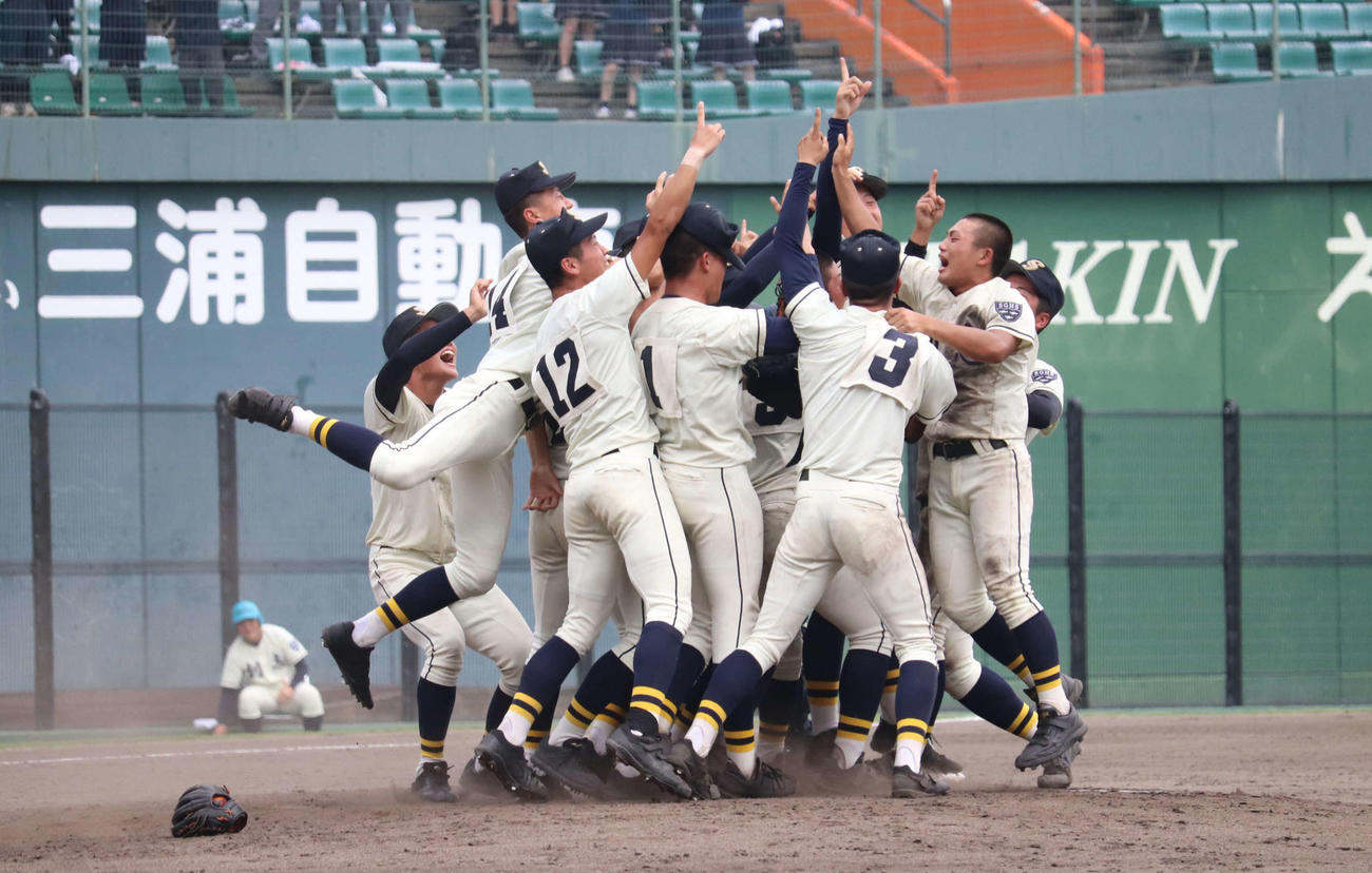 決勝で倉敷商に競り勝ち、4年ぶり3度目の夏の甲子園出場を決めた創志学園ナイン（撮影・波部俊之介）