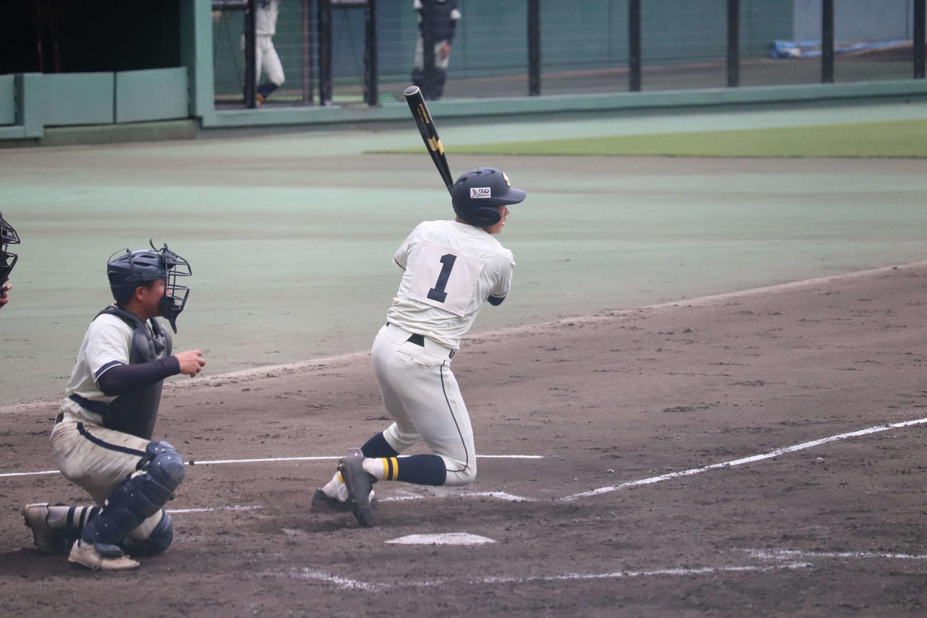 決勝戦、倉敷商戦で追加点となる右前適時打を放った創志学園・岡村洸太郎（撮影・波部俊之介）