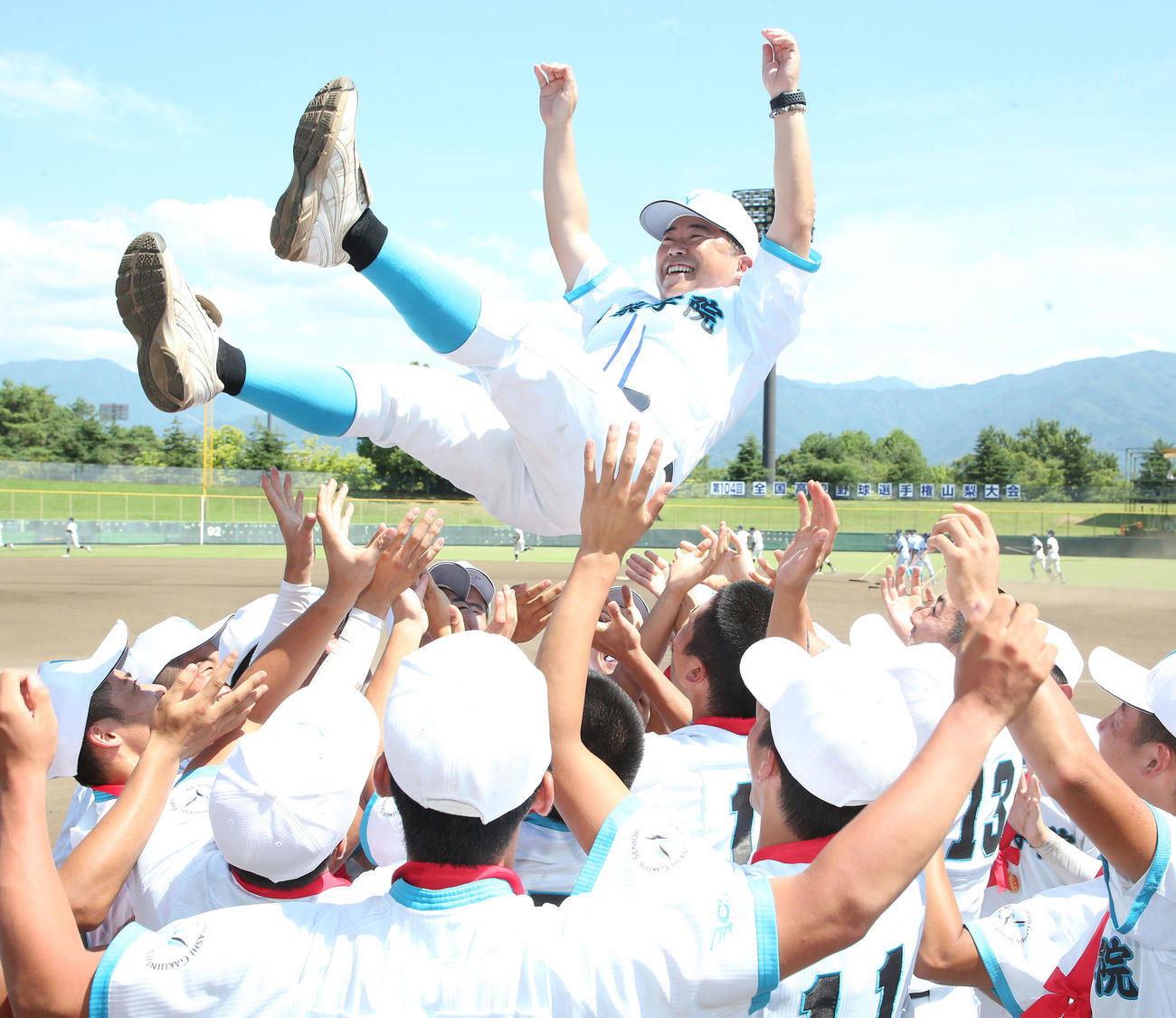 甲府工対山梨学院　優勝して胴上げされる山梨学院・吉田監督（撮影・宮地輝）