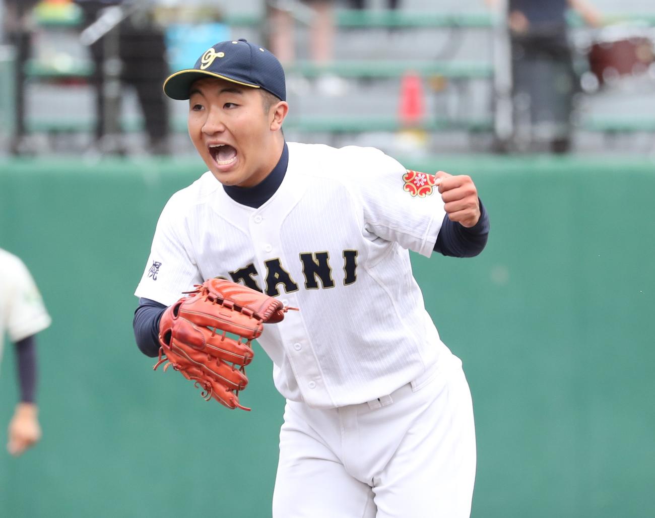 札幌大谷対苫小牧中央　1回裏、打者を3人で抑え叫ぶ札幌大谷・森谷（撮影・黒川智章）