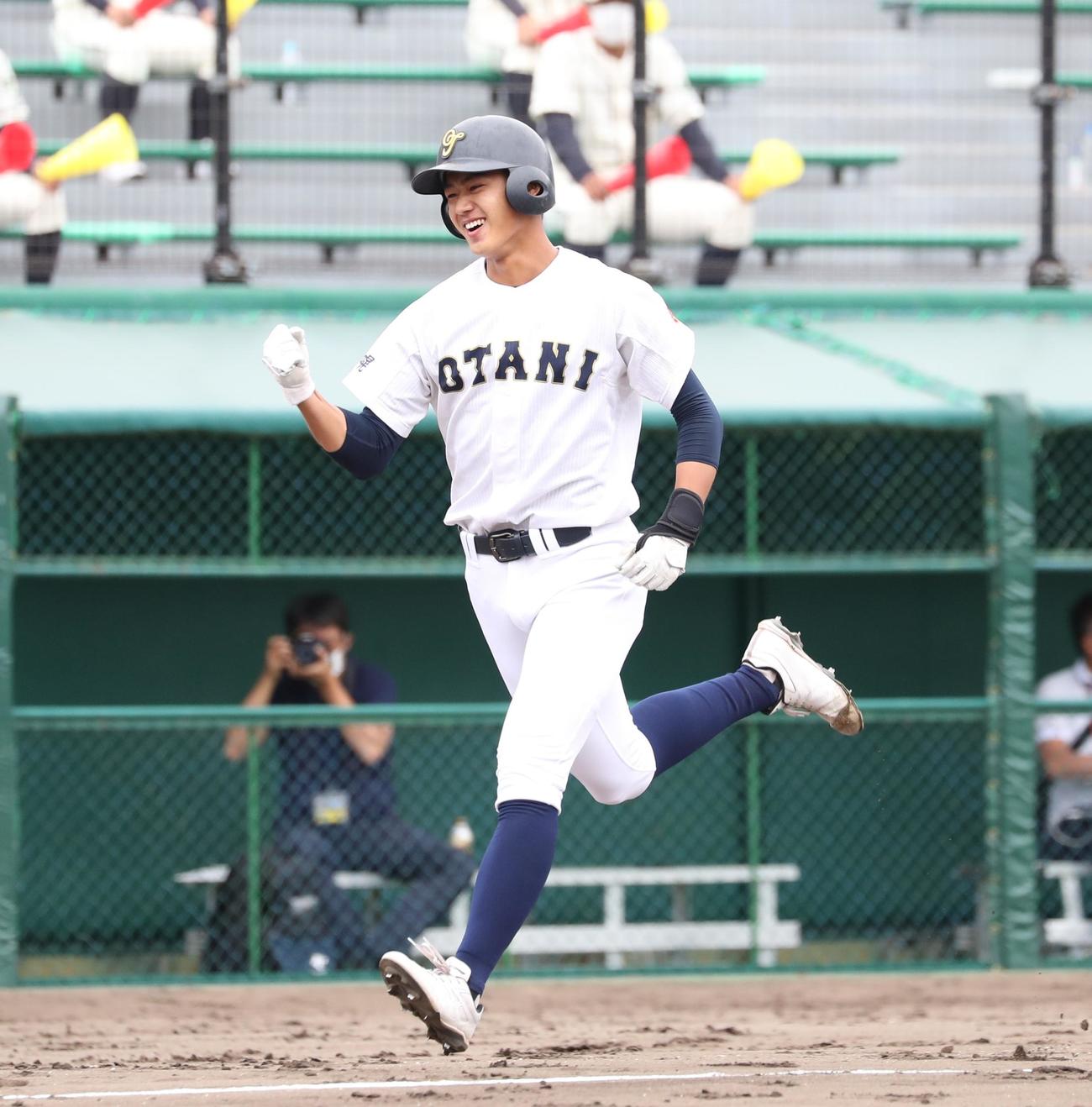 札幌大谷対苫小牧中央　2回表札幌大谷2死、本塁打を放ちガッツポーズの丸山（撮影・黒川智章）