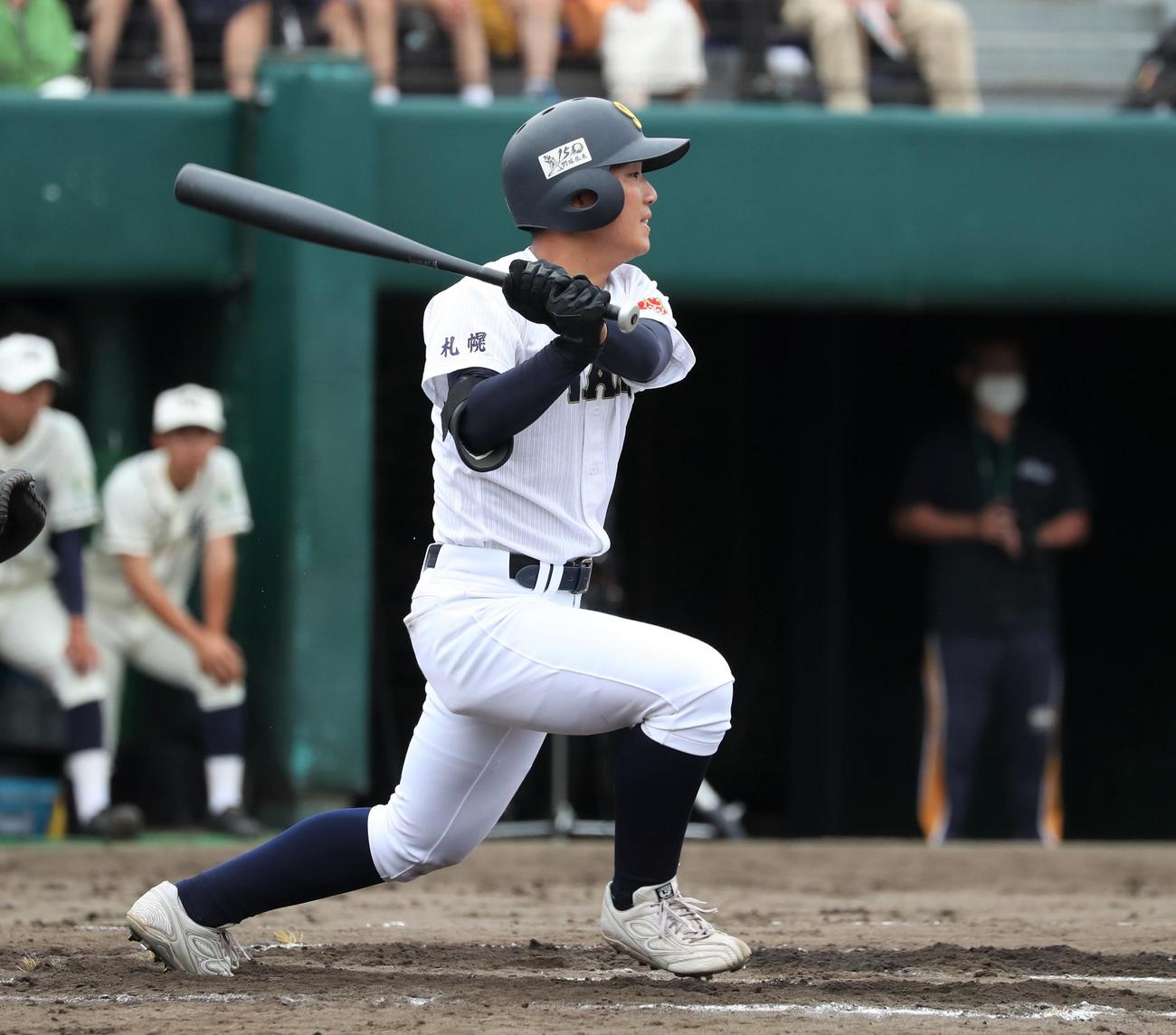 札幌大谷対苫小牧中央　3回表札幌大谷1死二塁、中前打を放つ樹神（撮影・黒川智章）
