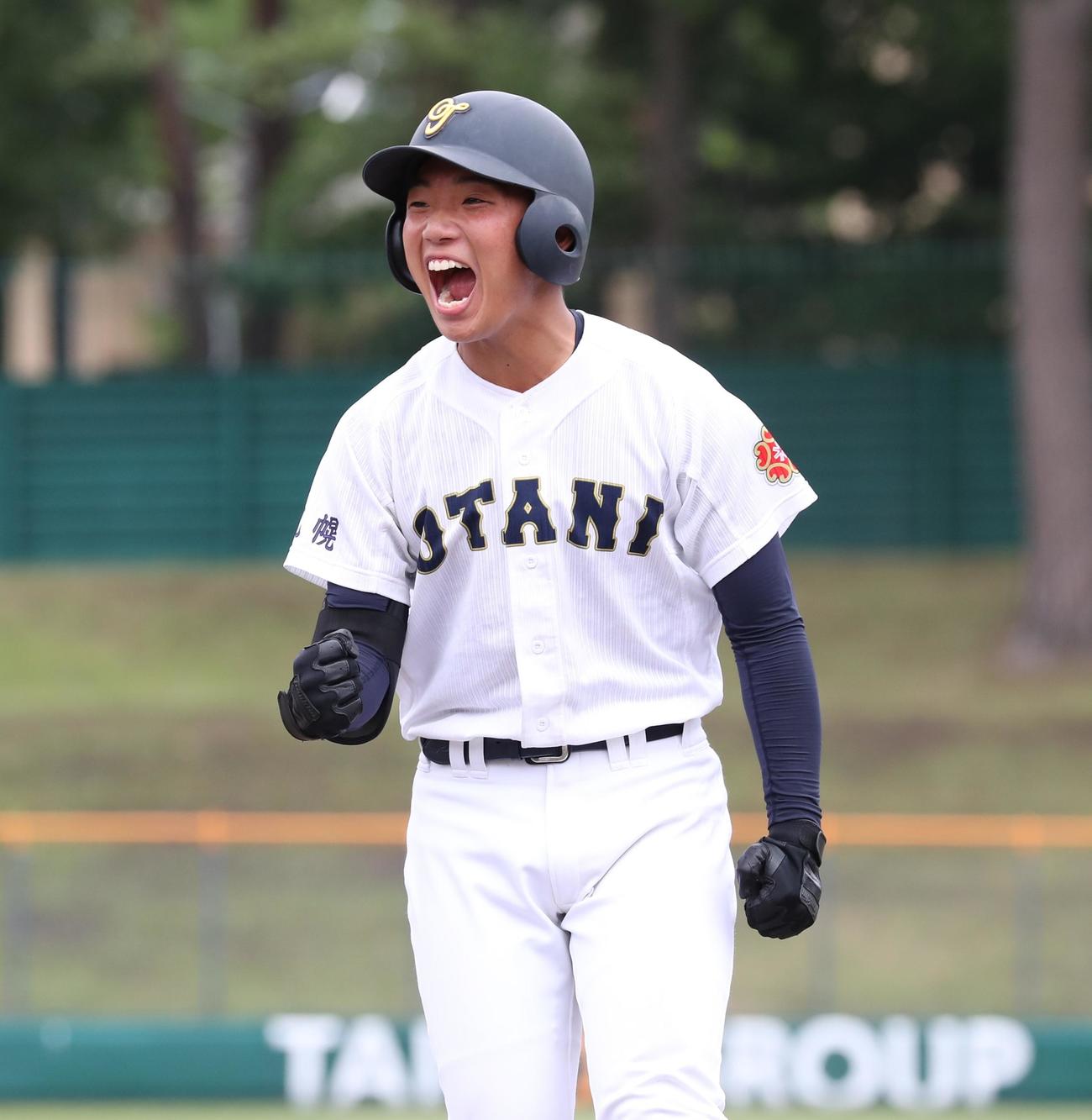 札幌大谷対苫小牧中央　4回表札幌大谷2死二、三塁、中前2点適時打を放ち叫ぶ樹神（撮影・黒川智章）