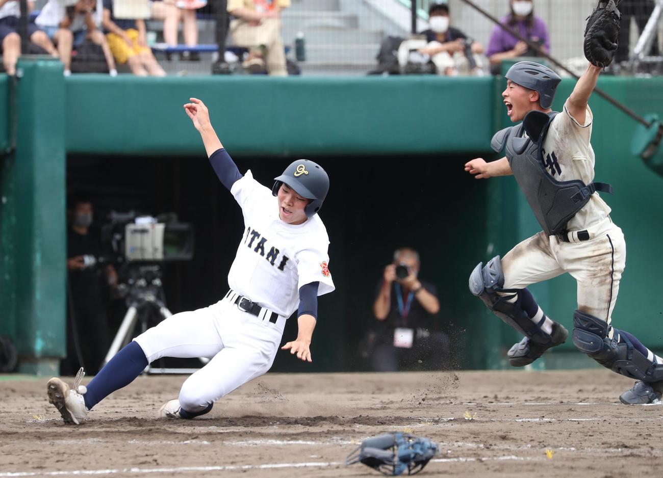 札幌大谷対苫小牧中央　4回表札幌大谷2死二、三塁、樹神の中前適時打で生還する二塁走者増田（撮影・黒川智章）