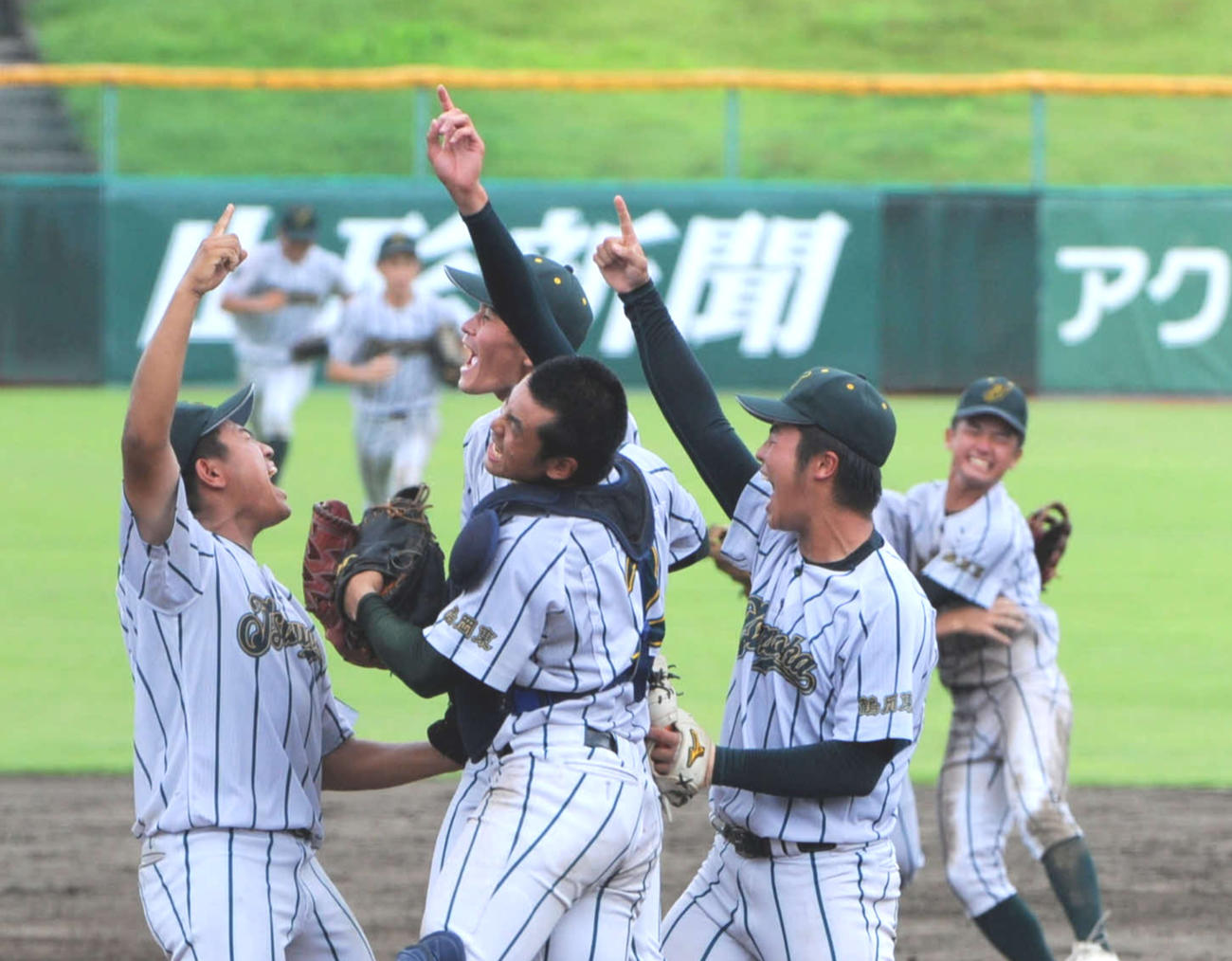 優勝の瞬間、歓喜の輪をつくる鶴岡東ナイン（撮影・浦部歩）