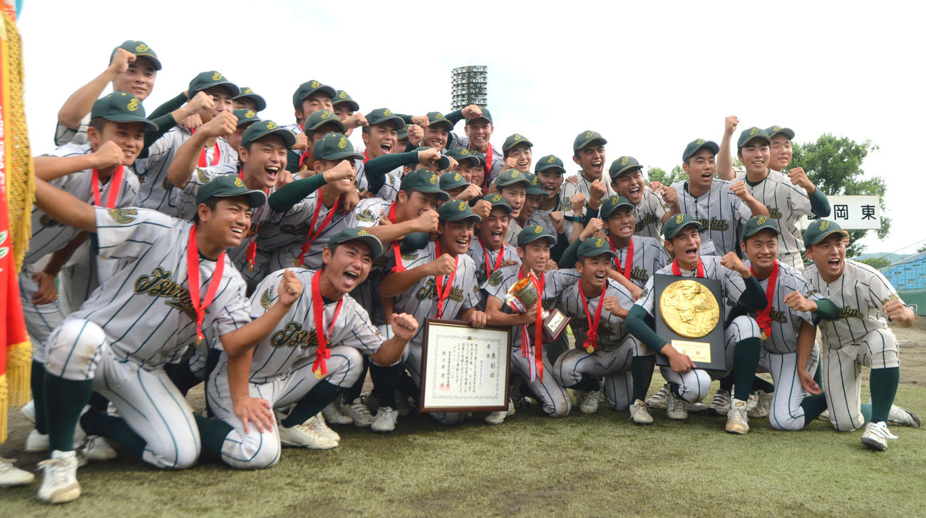 優勝した鶴岡東ナインは、笑顔で記念撮影（撮影・濱本神威）