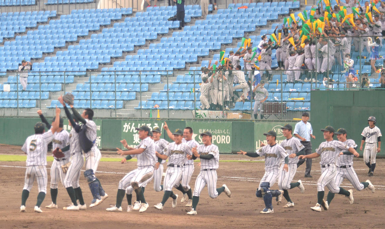優勝の瞬間、マウンドに駆け寄り歓喜する鶴岡東ナイン（撮影・濱本神威）