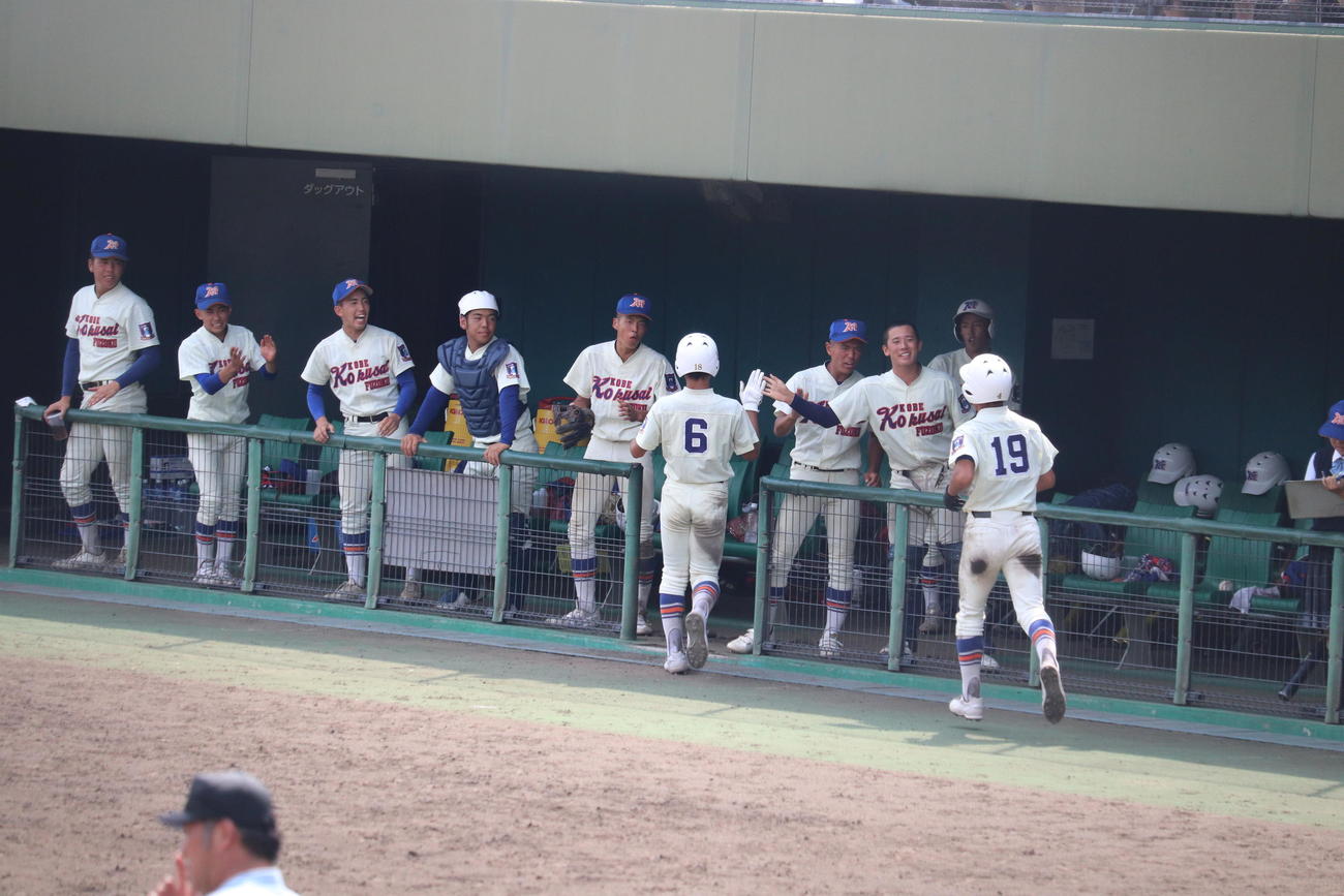 兵庫神戸国際大付対市川　得点し、ハイタッチする神戸国際大付の選手（撮影・竹本穂乃加）