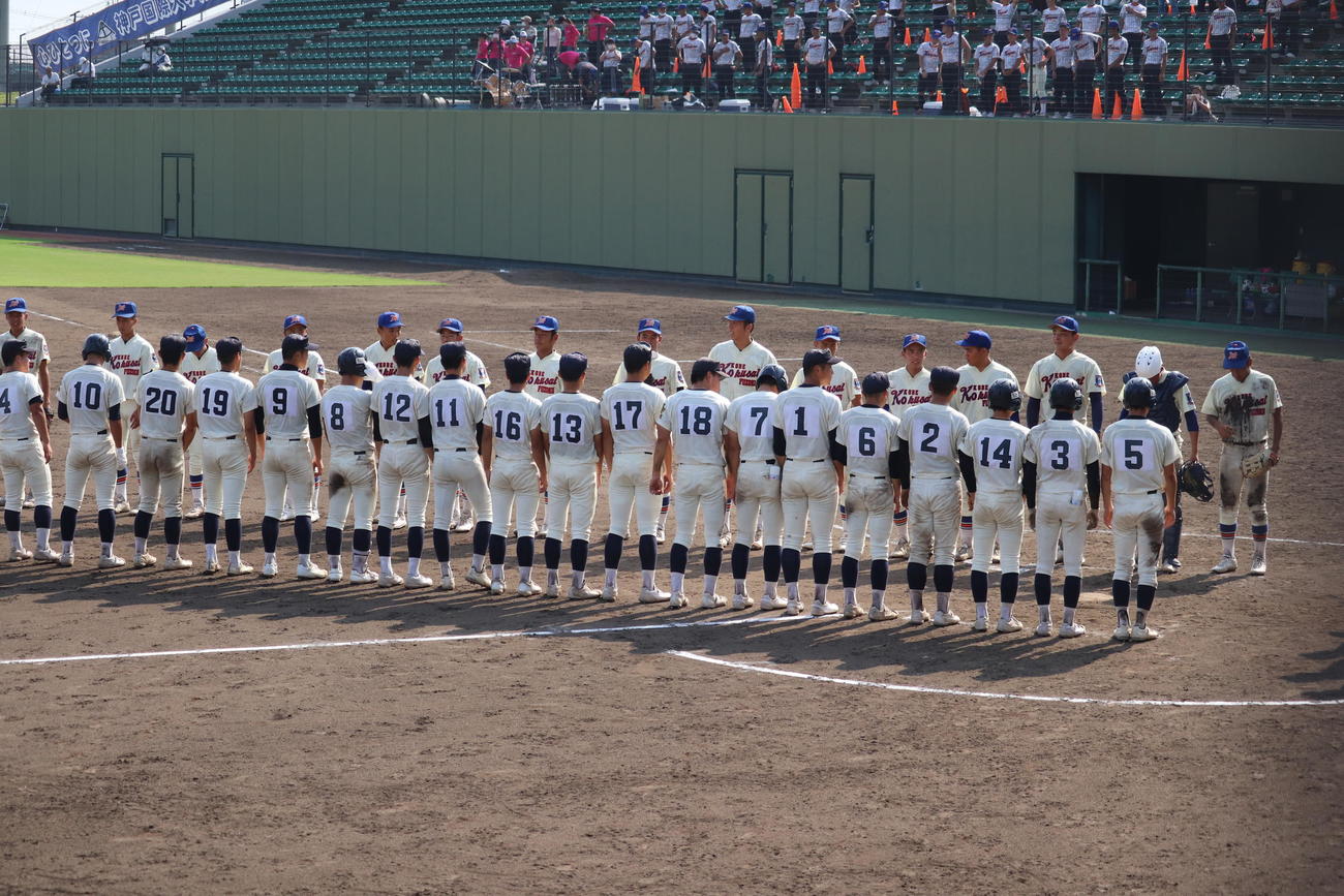 兵庫神戸国際大付対市川　試合終了後、整列する神戸国際大付の選手（撮影・竹本穂乃加）
