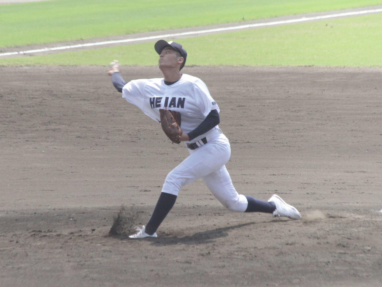 先発した龍谷大平安・足立雄祐
