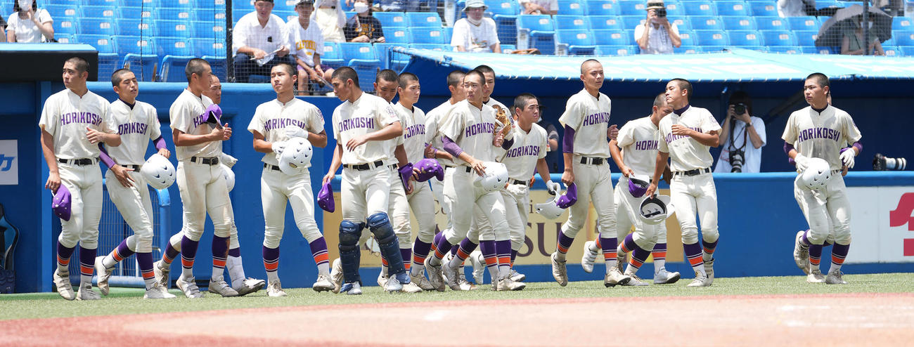 堀越対帝京　帝京に7回コールドで敗れ、肩を落とす堀越ナイン（撮影・鈴木みどり）