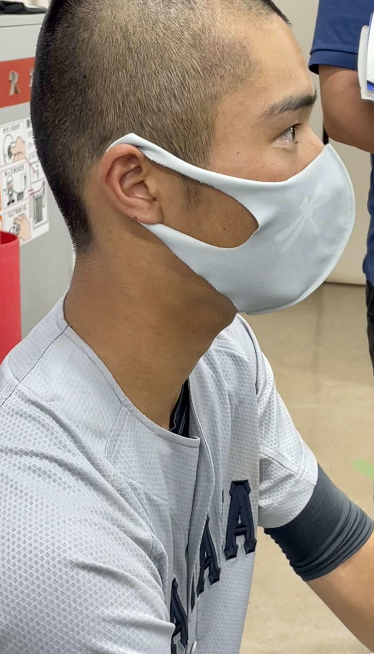 小山台対日体大荏原　小山台の選手が着用するマスクは赤とんぼ柄がプリントされている（撮影・保坂恭子）