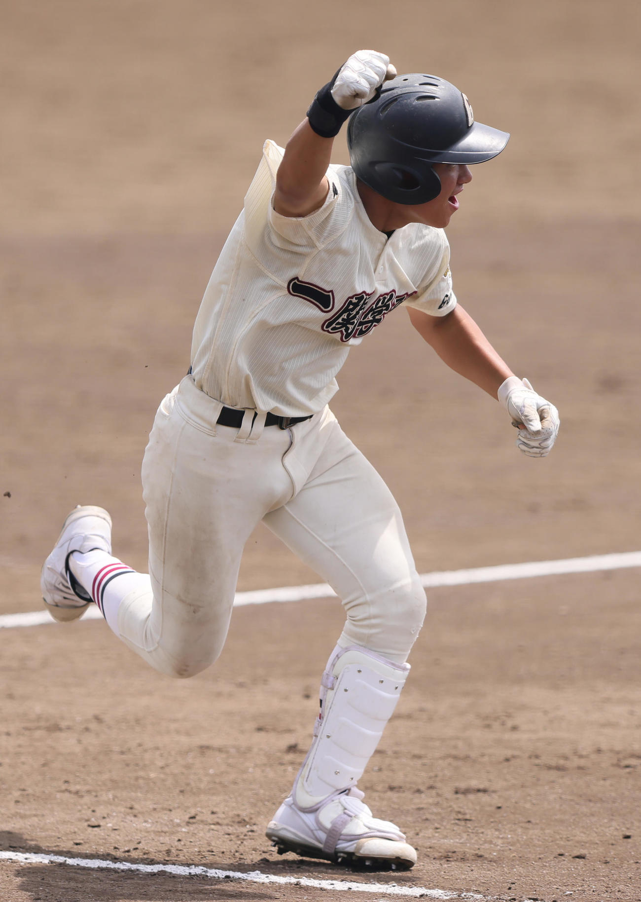 6回、小野唯は勝ち越しの中前適時打を放ちガッツポーズ