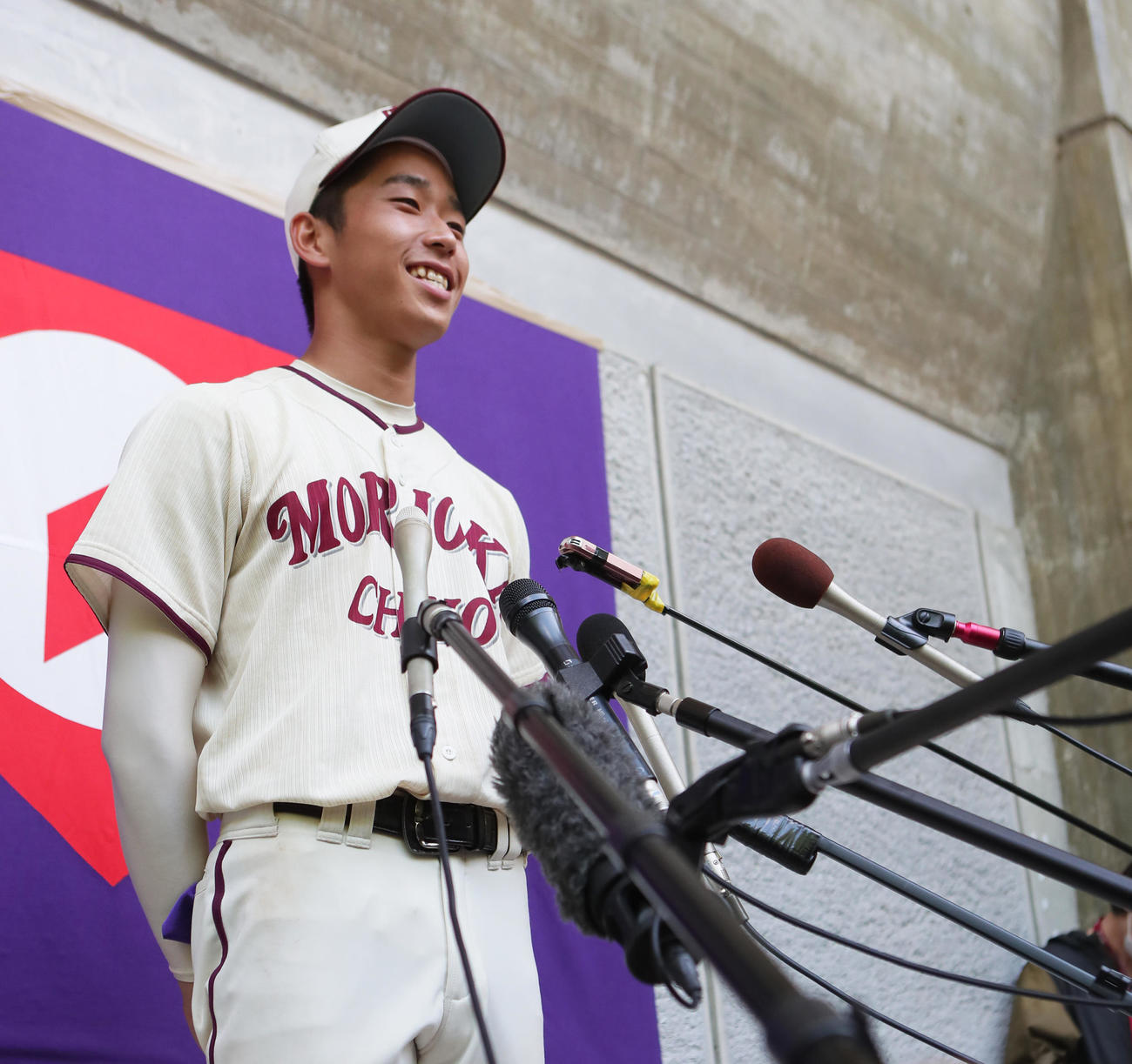 決勝で敗れたものの笑顔で試合を振り返る盛岡中央・斎藤（撮影・足立雅史）