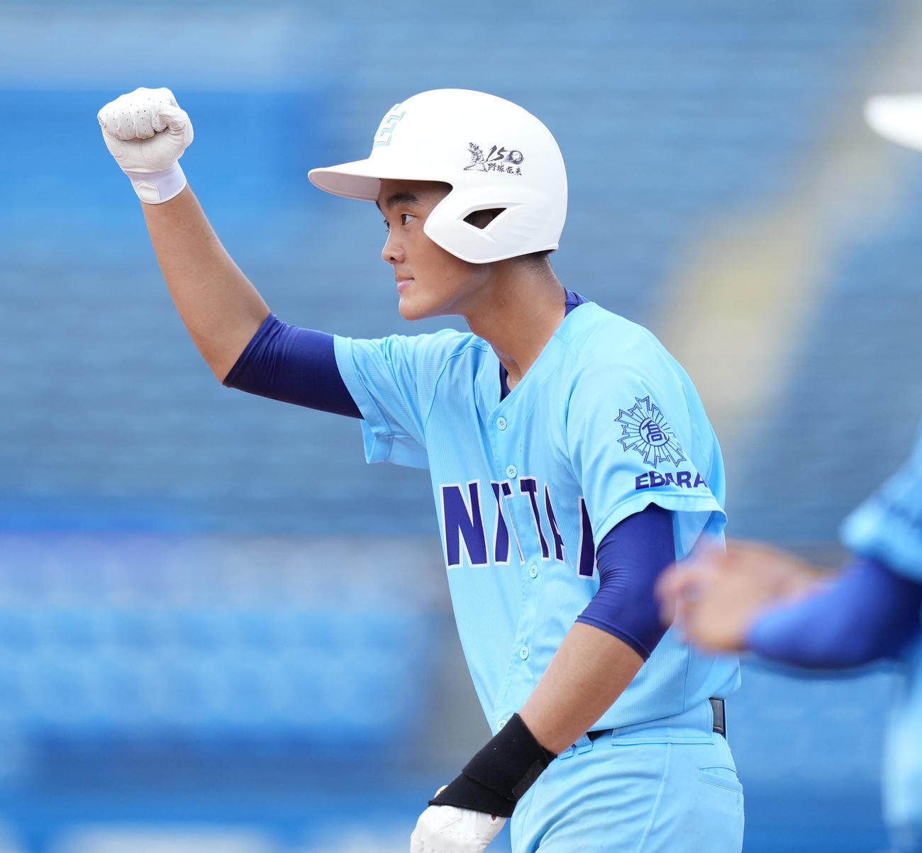 小山台対日体大荏原　4回裏日体大荏原1死三塁、左前適時打を放ち塁上でガッツポーズする原田（撮影・鈴木みどり）