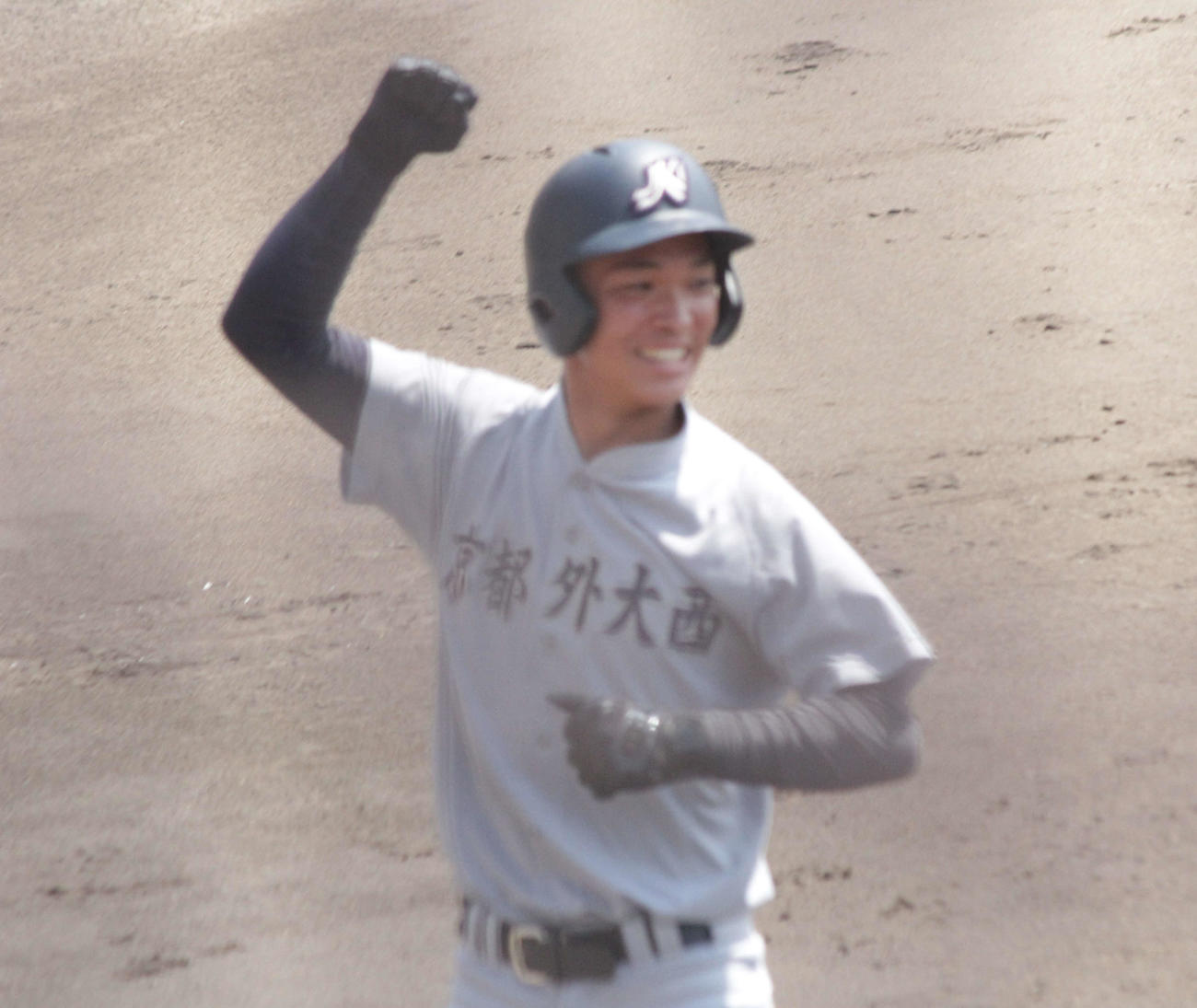 プロ注目の京都外大西・西村瑠伊斗投手は4回に生還してガッツポーズ