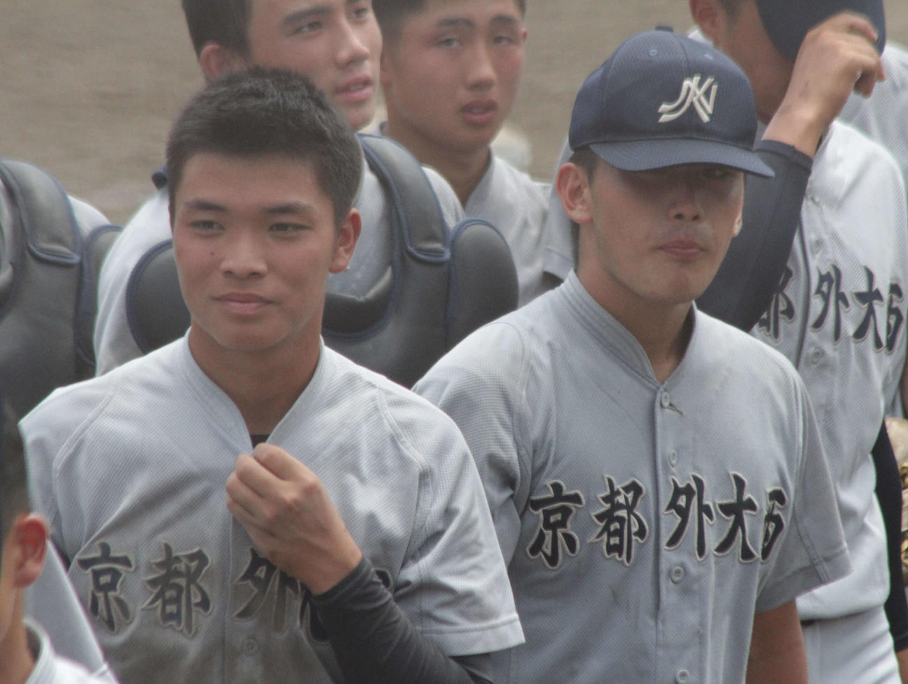 京都外大西の西村瑠伊斗投手（左）は試合後、心ここにあらずの表情を浮かべた