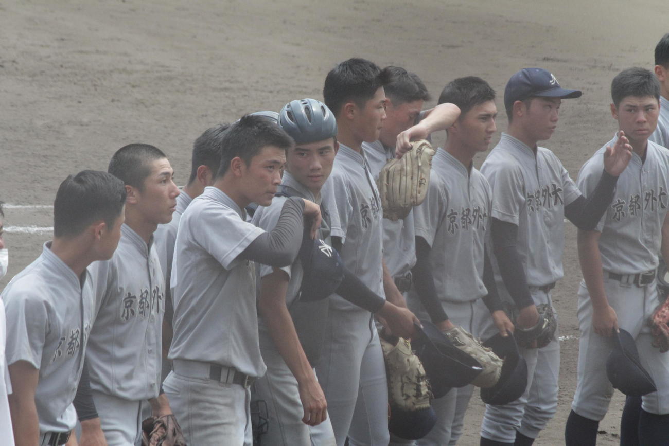 京都外大西・西村（左から3人目）は試合後、険しい表情を浮かべた