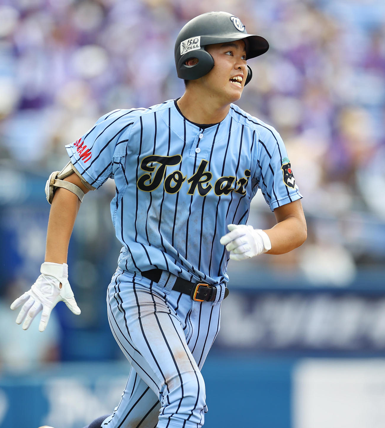 横浜創学館対東海大相模　7回裏東海大相模2死、ソロ本塁打を放ち笑顔を見せながら打球を見つめる武井（撮影・垰建太）