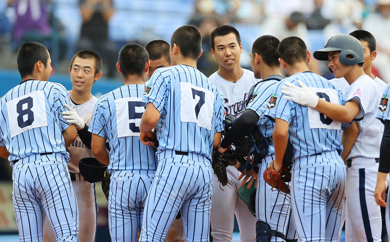 横浜創学館対東海大相模　東海大相模に敗れ健闘をたたえ合う遠藤（中央）ら横浜創学館ナイン（撮影・垰建太）