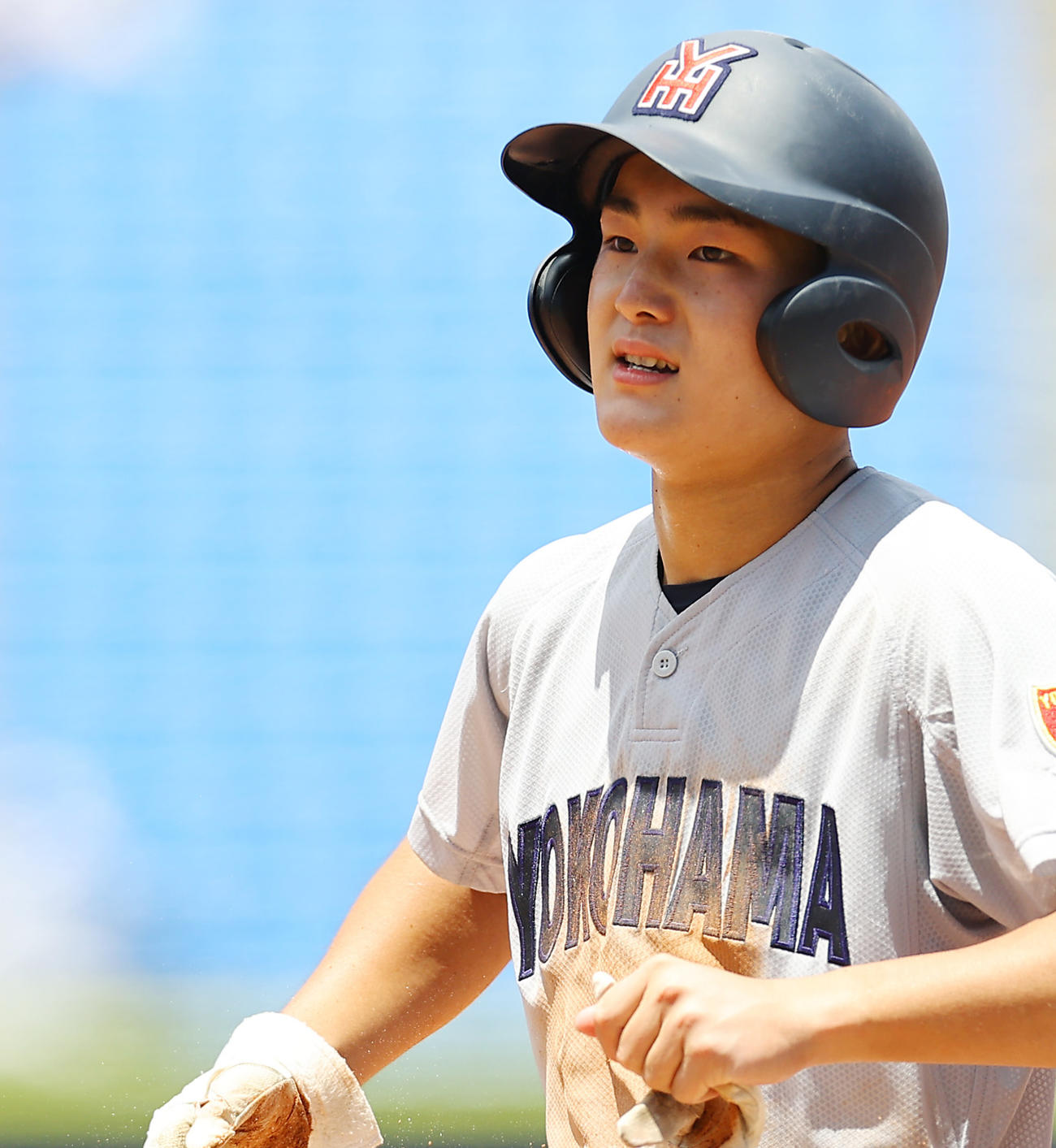 6回表横浜1死、俊足を生かし三塁内野安打で出塁した鉾丸は砂まみれのグローブを塁上で外す（撮影・垰建太）