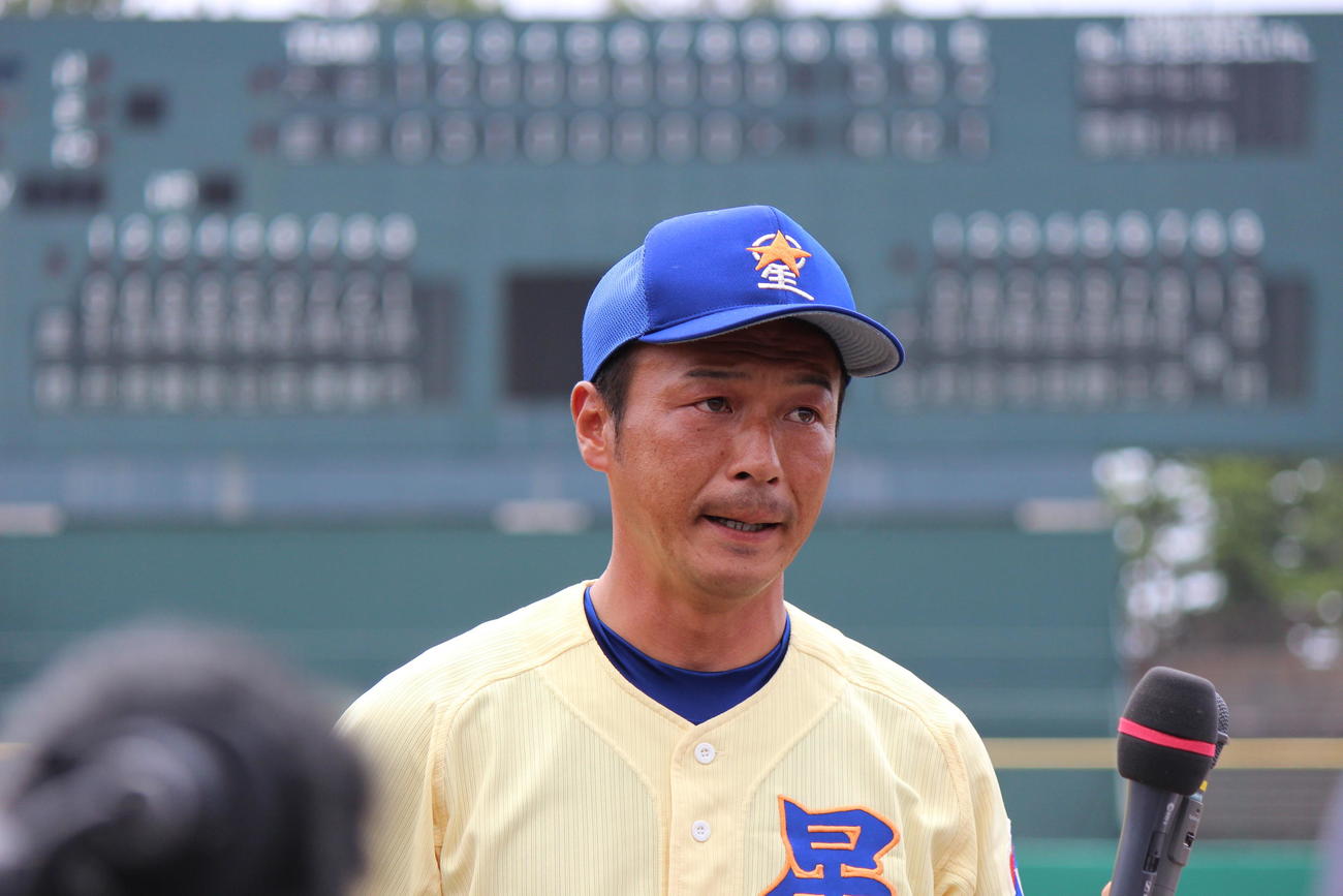 甲子園出場を決めインタビューに答える星稜・山下監督代行（撮影・柏原誠）