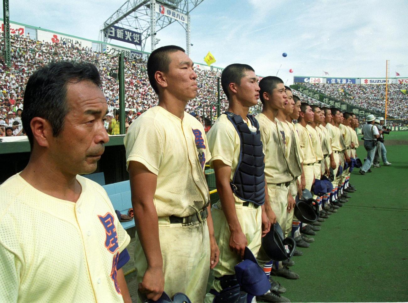 星稜・山下智将監督代行の父・智茂氏（左端）。左から2人目は松井秀喜（1992年8月16日撮影）