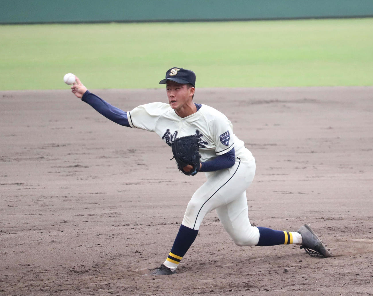 創志学園対倉敷商　先発し力投する創志学園・岡村（撮影・波部俊之介）