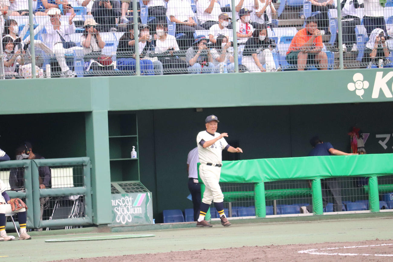 4年ぶり3度目の夏の甲子園出場を決め喜ぶ創志学園・長沢宏行監督（撮影・波部俊之介）＝2022年7月25日、岡山・倉敷マスカットスタジアム