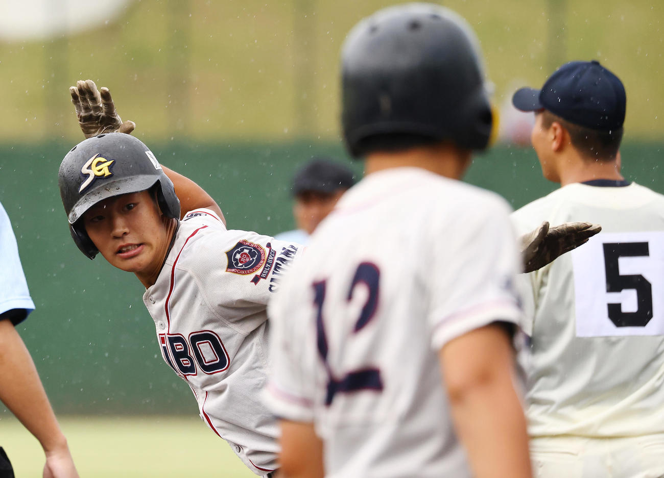 聖望学園対浦和学院　3回表聖望学園無死、三塁打を放ちベンチに向かってポーズを決める菅野（左）（撮影・垰建太）