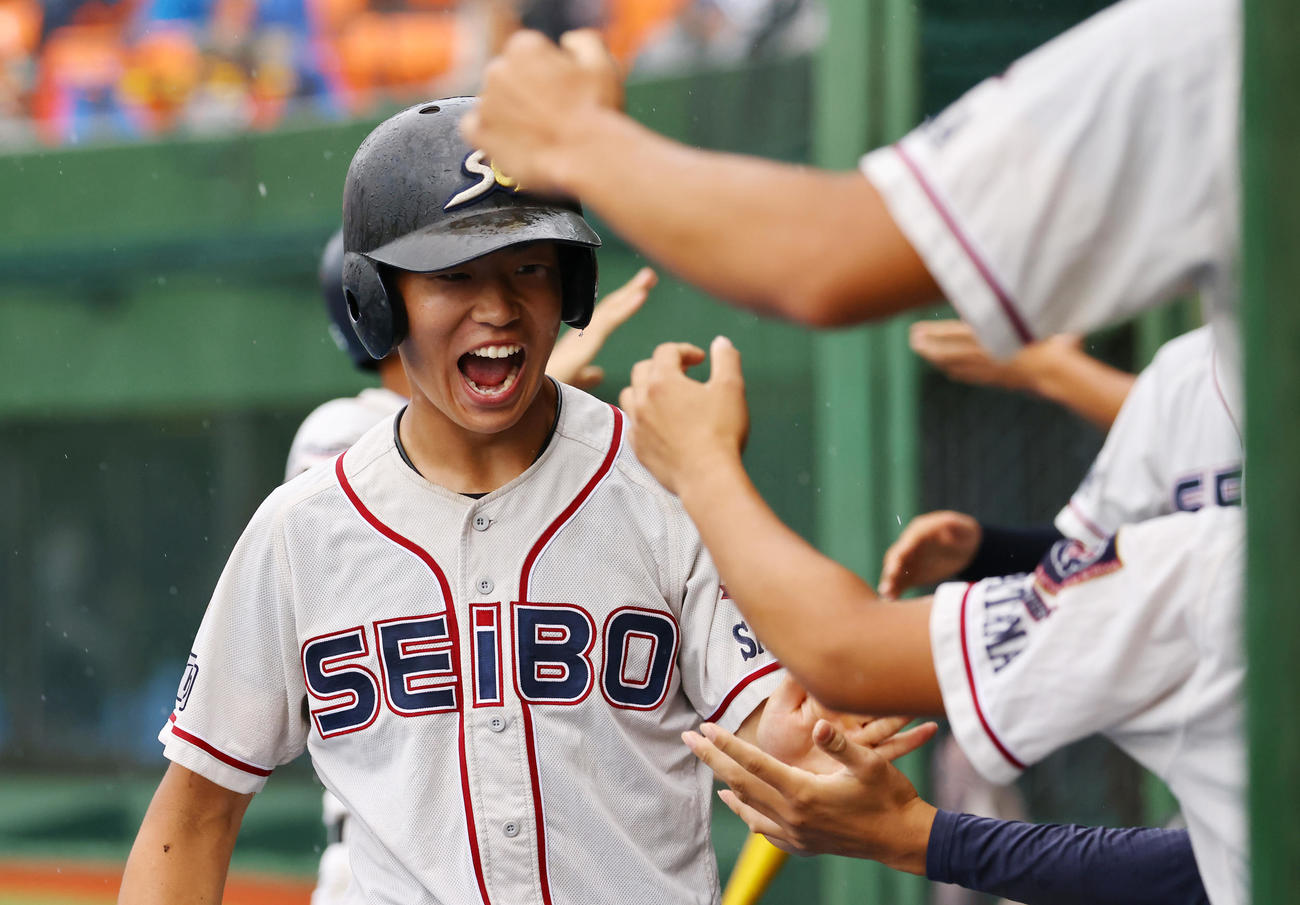 聖望学園対浦和学院　3回表聖望学園無死三塁、大橋の先制適時打で生還しナインの出迎えを受ける菅野（撮影・垰建太）