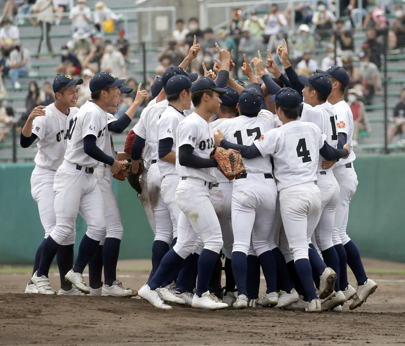 札幌大谷対知内　初めての夏の甲子園出場を決め歓喜する札幌大谷ナイン（撮影・佐藤翔太）