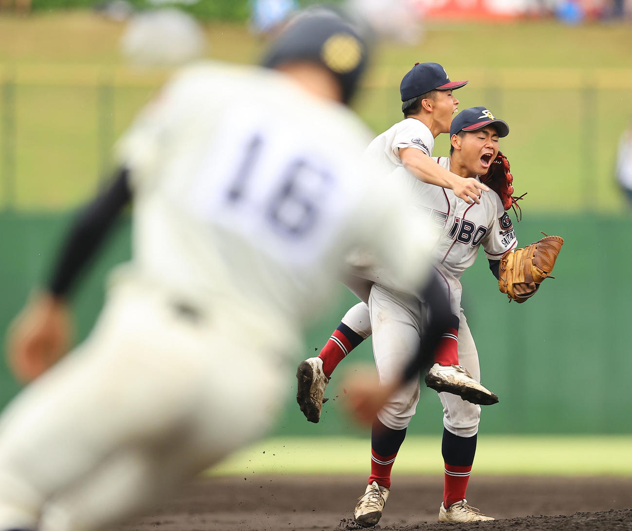 聖望学園対浦和学院　完封勝利で優勝を決めた聖望学園・岡部（右）はナインと喜びを爆発させる（撮影・垰建太）