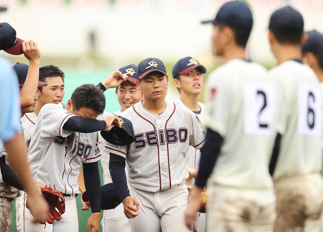 聖望学園対浦和学院　完封勝利で優勝を決めた聖望学園・岡部（中央）はナインからねぎらいを受ける（撮影・垰建太）