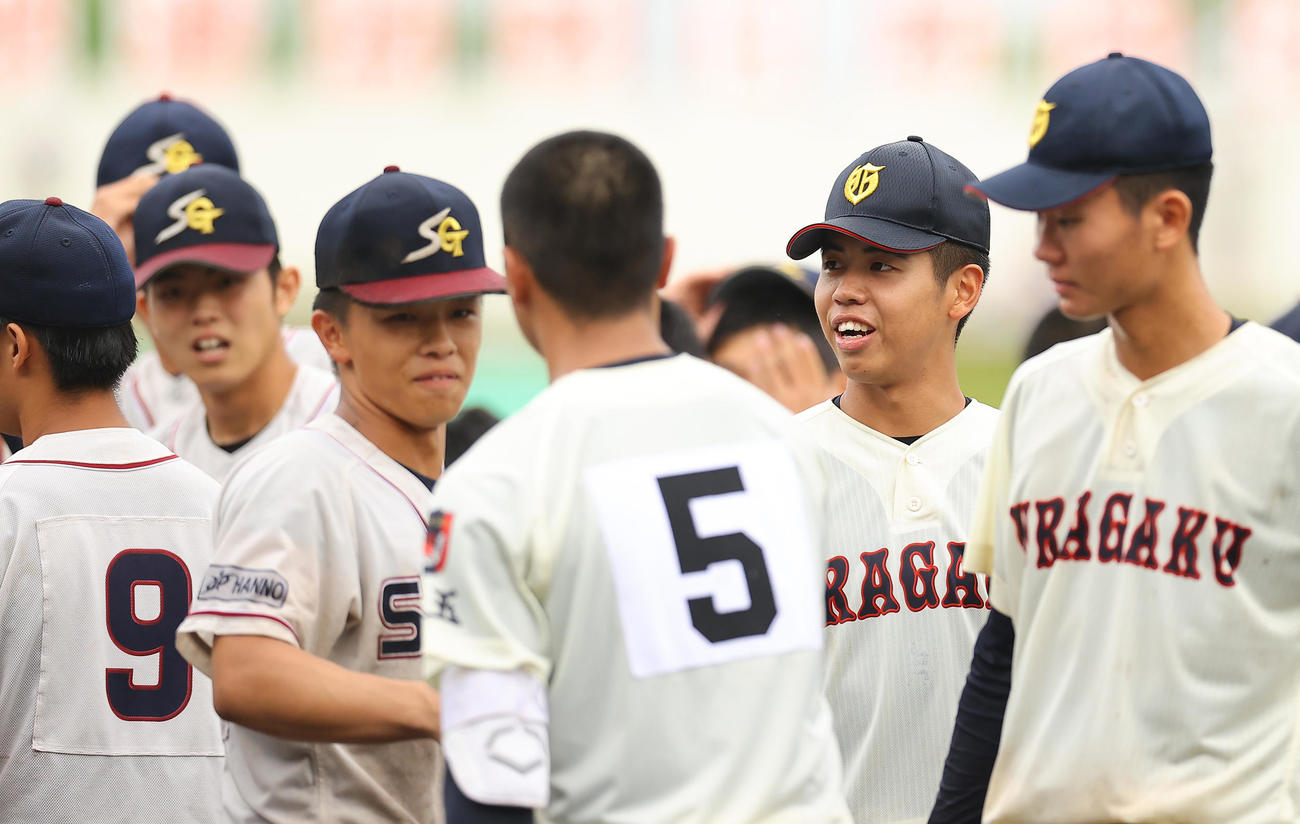 聖望学園対浦和学院　聖望学園に敗れ笑顔で健闘をたたえ合う浦和学院の宮城（右から2人目）（撮影・垰建太）