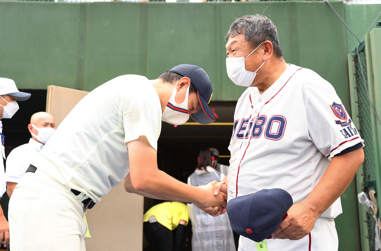 聖望学園対浦和学院　試合後、健闘をたたえ合いがっちり握手を交わす聖望学園・岡本監督（右）と浦和学院・森監督（撮影・垰建太）