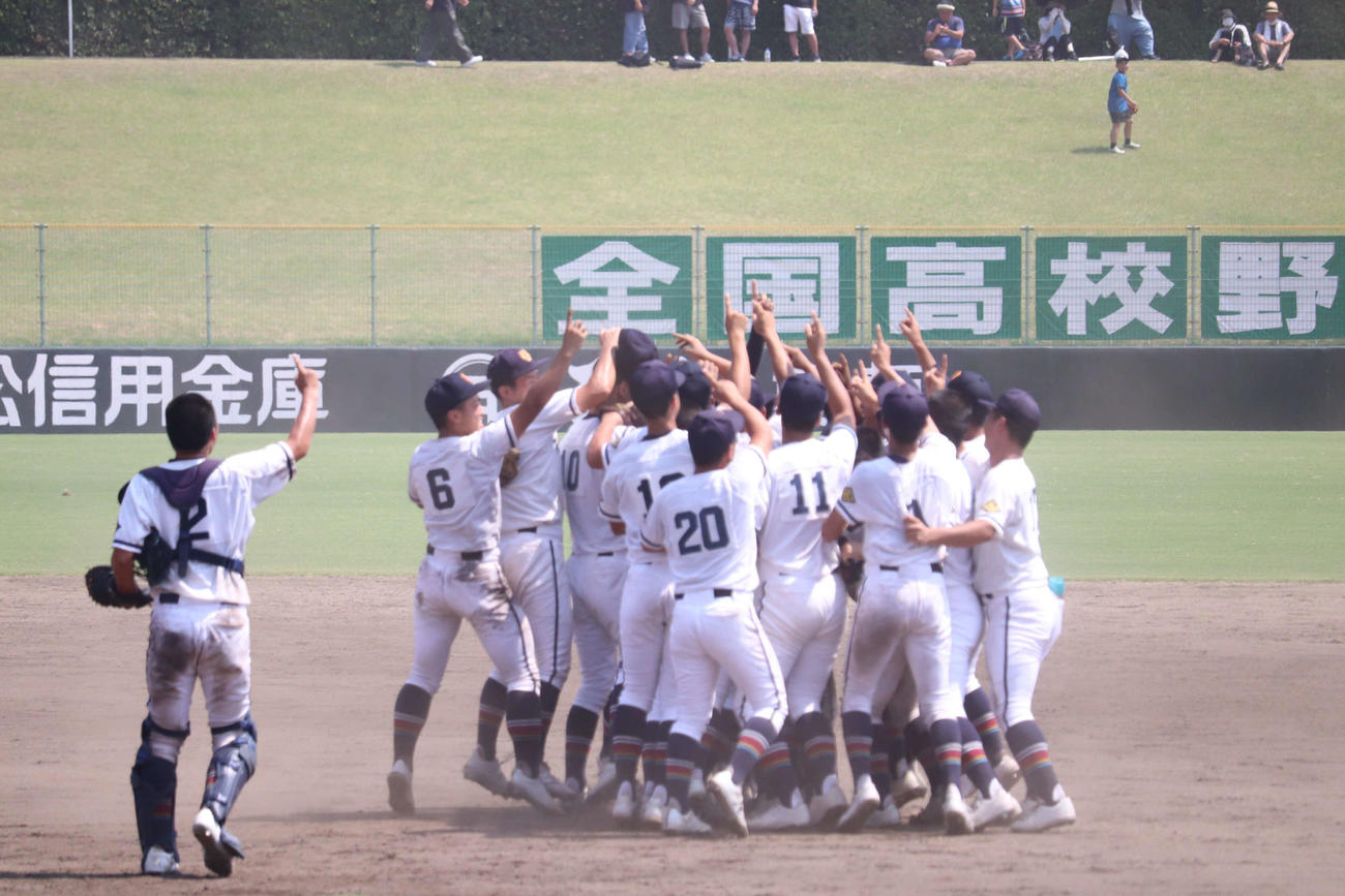 英明に勝利し、3大会連続の夏の甲子園出場を決めた高松商ナイン（撮影・波部俊之介）＝2022年7月26日、香川・レクザムスタジアム