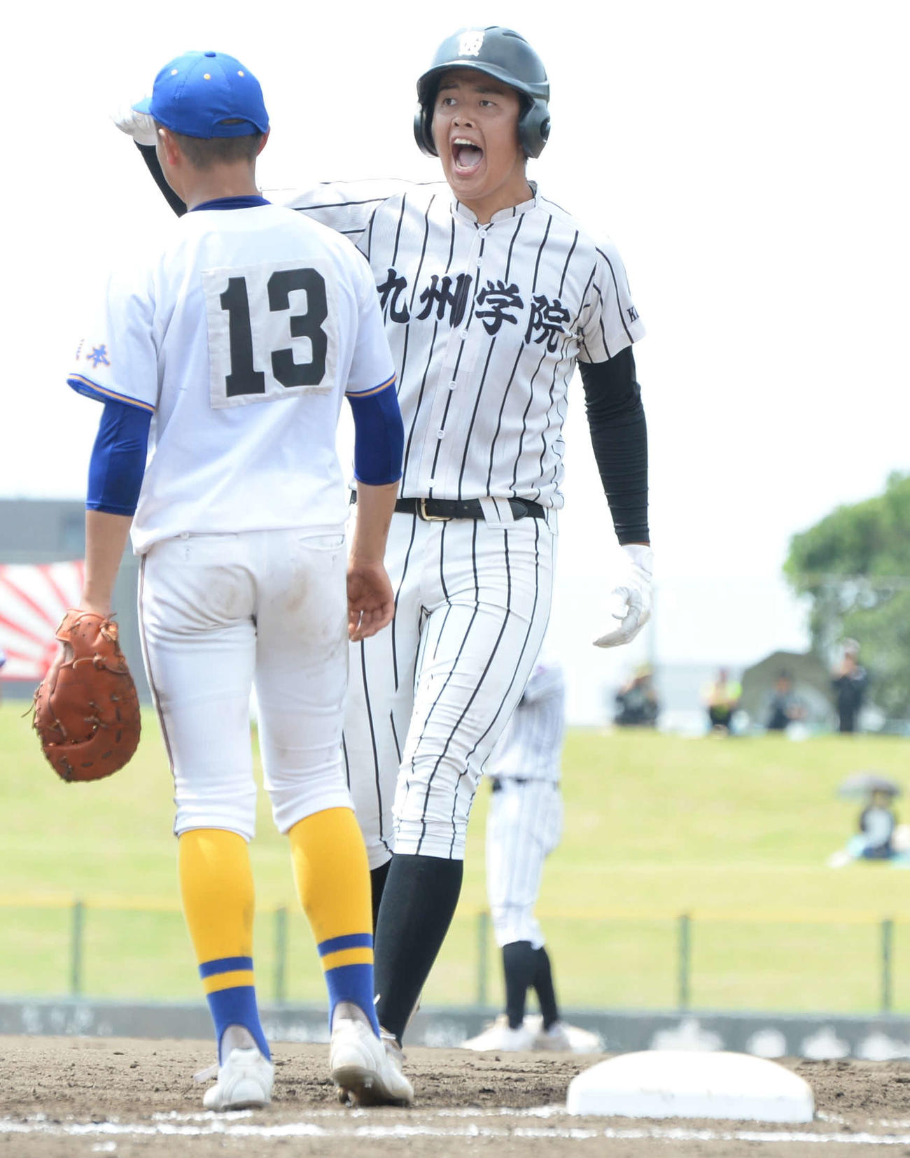 九州学院対秀岳館　3回に先制適時打を放った九州学院・村上慶は、ベース上でガッツポーズ（撮影・只松憲）