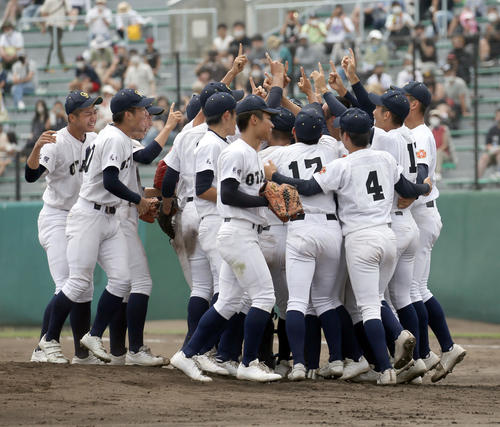 札幌大谷対知内 初めての夏の甲子園出場を決め歓喜する札幌大谷ナイン(撮影・佐藤翔太)