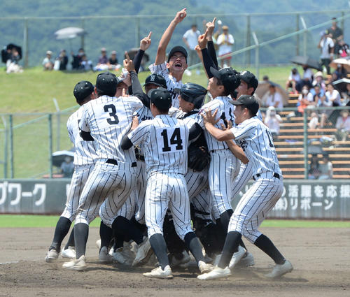 九州学院対秀岳館 甲子園出場を決め歓喜に沸く九州学院のナイン(撮影・只松憲)