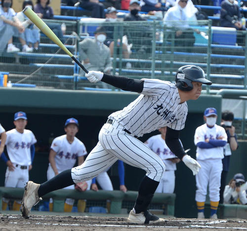 九州学院対秀岳館 1回表九州学院1死一、二塁、村上慶は空振り三振に倒れる(撮影・只松憲)